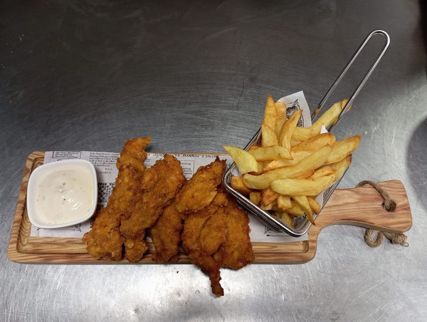 Crujientes de pollo rebozado con salsa especial y patatas rústicas